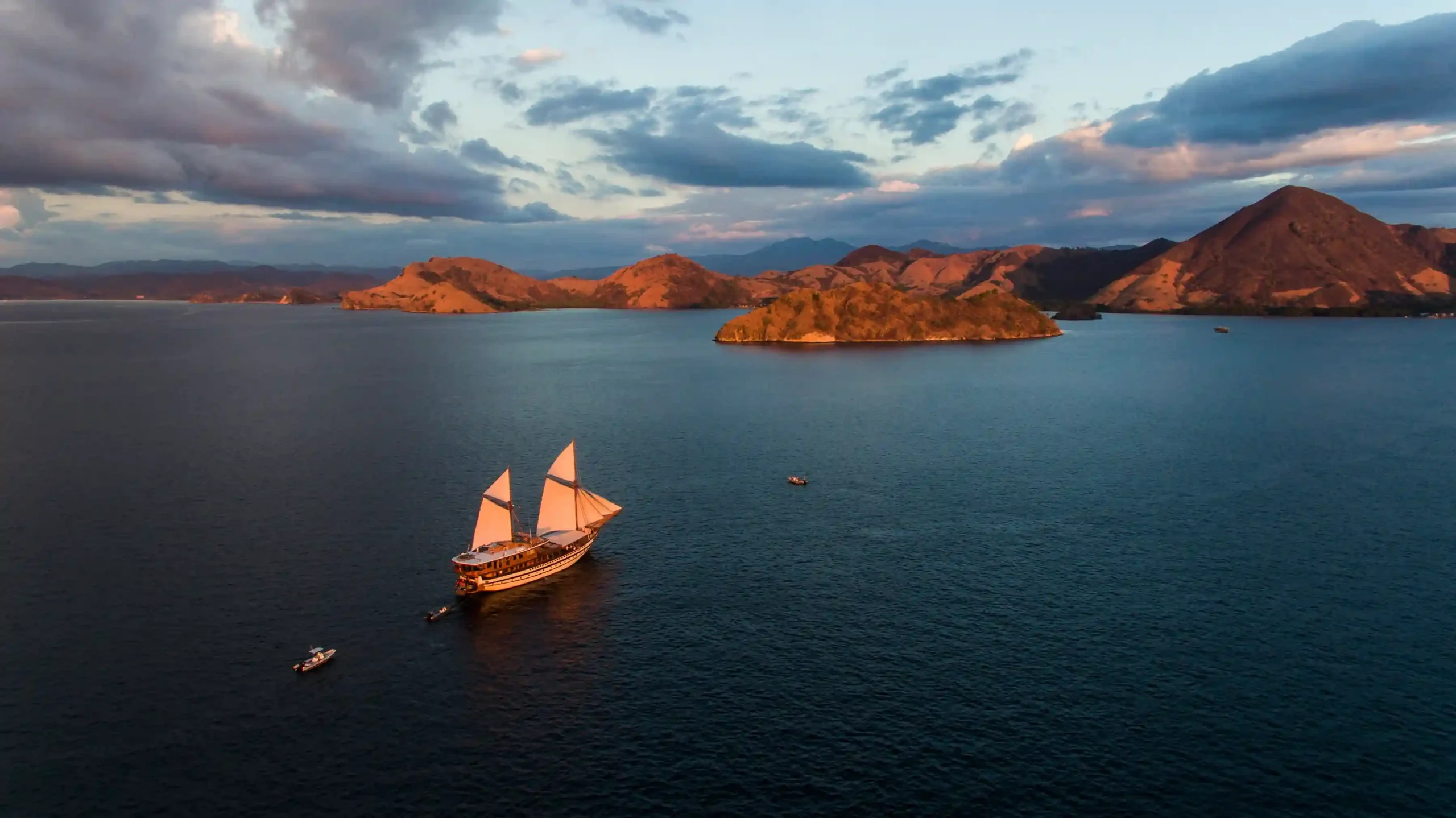 Komodo Liveaboard from Bali: Share vs Private Guide 2026