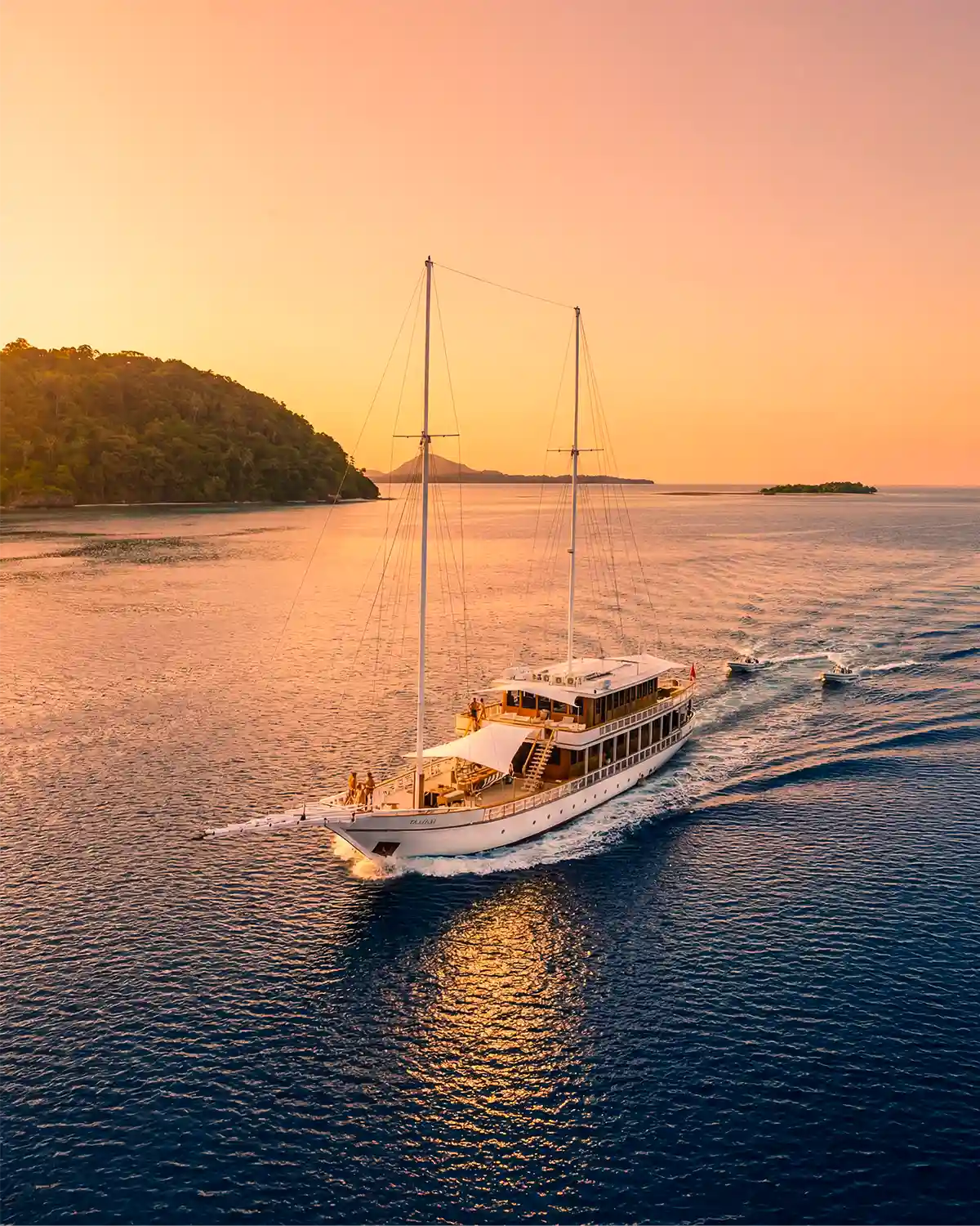 Komodo Liveaboard Dry Season vs. Rainy Season: A Guide
